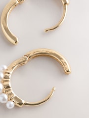 Goldfarben - Perleneffekt Creolen (Huggie Hoops) - Bild 5 von 5