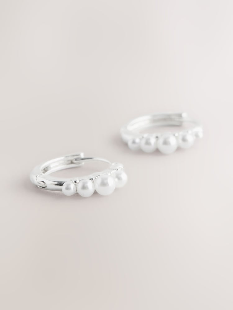 Silberfarben - Perleneffekt Creolen (Huggie Hoops) - Bild 1 von 5