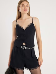 River Island kratke hlače s čipkasto obrobo in zakovicami pasom - Slika 2 iz 4