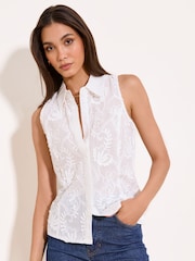 Lipsy Chemise sans manches texturée à motif paisley 3D - Image 1 de 5