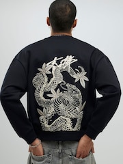 River Island סווטשירט עם צווארון עגול ודוגמת נחש בסגנון יפני - תמונה 4 מתוך 4