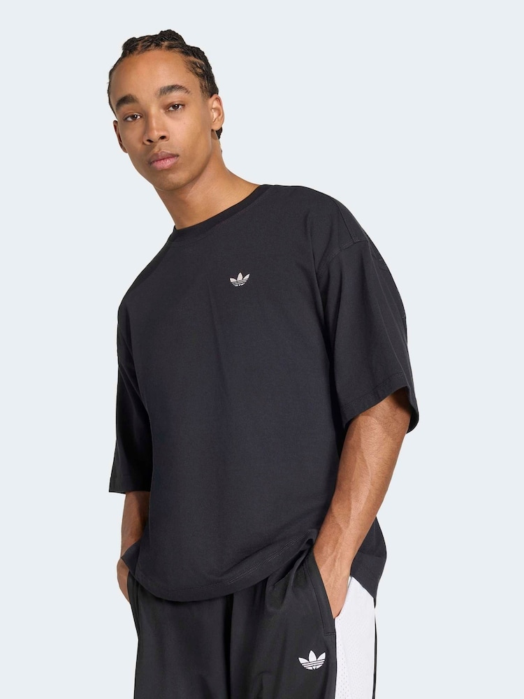 黑色 - adidas Originals 喷绘标志字体 T 恤 - 7的图像1｝