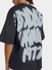 黑色 - adidas Originals 喷绘标志字体 T 恤 - 7的图像3｝