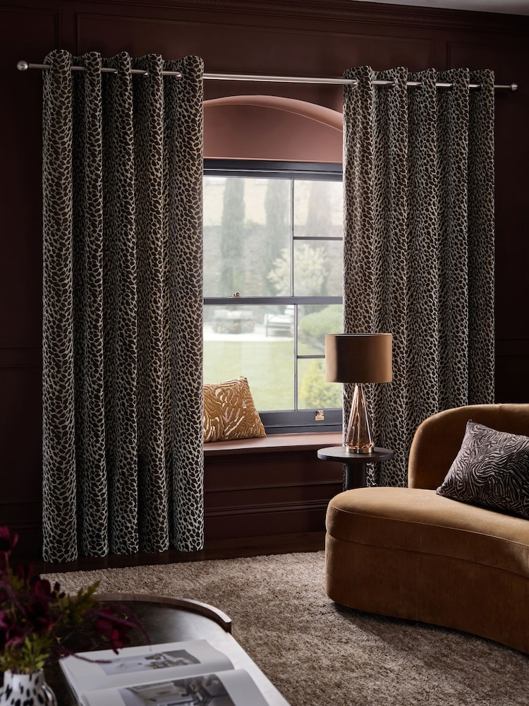 Collection Luxe Heavyweight Velvet Animal Eyelet Lined Curtains - Larawan 2 ng 5