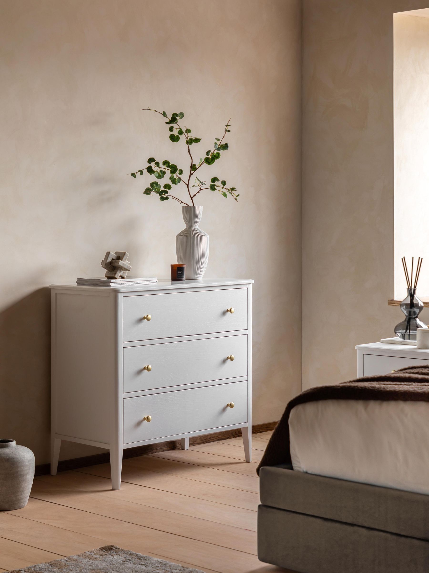 Gallery Home Unisex White Alberta Wood 3 Drawer Chest - Image 1