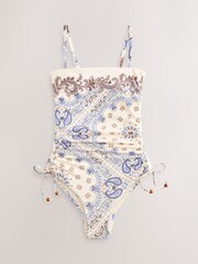 Crema/azul cachemira - Bañador moldeador con pernera fruncida, escote bandeau y efecto moldeador en el vientre - Imagen 6 de 9