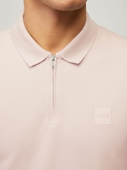 Pink - BOSS Slim Fit Logo-Poloshirt mit Viertelreißverschluss - Bild 4 von 5