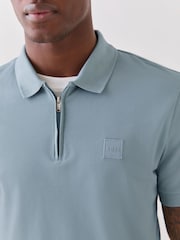 Blau - BOSS Slim Fit Logo-Poloshirt mit Viertelreißverschluss - Bild 4 von 5