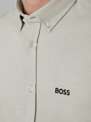 كريمي - قميص قطن كُم طويل تلبيس قياسي Motion من BOSS - صورة 3 من 5