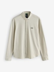 كريمي - قميص قطن كُم طويل تلبيس قياسي Motion من BOSS - صورة 5 من 5