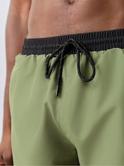 أخضر - شورت سباحة Starfish بتقنية سريعة الجفاف من BOSS - صورة 4 من 5