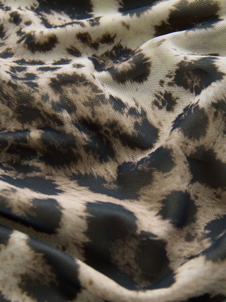 Mchapishaji wa Wanyama wa Brown - Pleated Mesh Print V-Neck Tukio Maxi Dress - Picha 2 kati ya 3