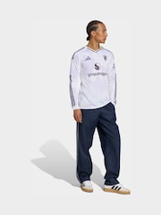 قميص من الجيرسيه بكُم طويل بتصميم التيشرت الاحتياطي لنادي Manchester United لموسم 25/26 من adidas - Image 4 of 7