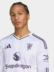 قميص من الجيرسيه بكُم طويل بتصميم التيشرت الاحتياطي لنادي Manchester United لموسم 25/26 من adidas - Image 5 of 7