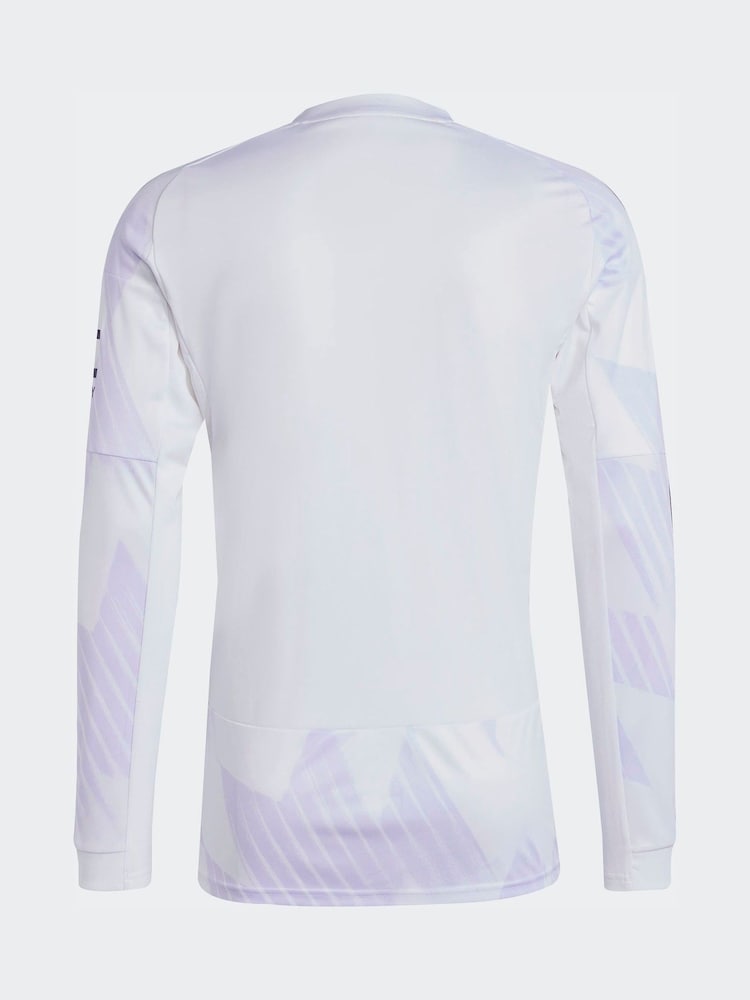 قميص من الجيرسيه بكُم طويل بتصميم التيشرت الاحتياطي لنادي Manchester United لموسم 25/26 من adidas - Image 7 of 7