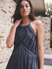 أزرق داكن  - فستان قصير بياقة طويلة مزين بتطريزات مرآة - صورة 6 من 9