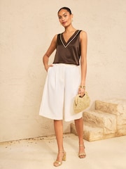 Chocolate Brown Chiffon Trim - Love & Roses V-Neck Satin Front Vest - Bild 3 von 4