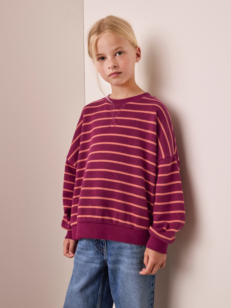 Burgunderrot gestreift - Gemütliches, geripptes Oversize-Sweatshirt (3 – 16 Jahre) - Bild 1 von 8 Burgunderrot gestreift - Gemütliches, geripptes Oversize-Sweatshirt (3 – 16 Jahre) - Bild 1 von 8