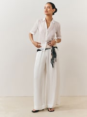 أبيض - قميص شفاف بأكمام قصيرة وياقة حرف V - صورة 3 من 8