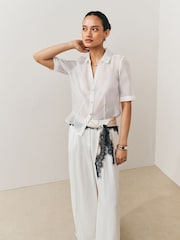 أبيض - قميص شفاف بأكمام قصيرة وياقة حرف V - صورة 4 من 8