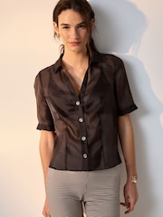 بني - قميص شفاف بأكمام قصيرة وياقة حرف V - صورة 1 من 7