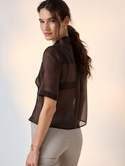بني - قميص شفاف بأكمام قصيرة وياقة حرف V - صورة 3 من 7