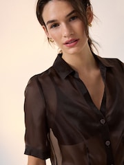 بني - قميص شفاف بأكمام قصيرة وياقة حرف V - صورة 4 من 7