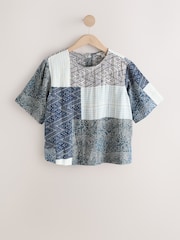 Blue/White Patchwork Print - تيشرت واسع بكُم قصير من الكتان - صورة 1 من 3