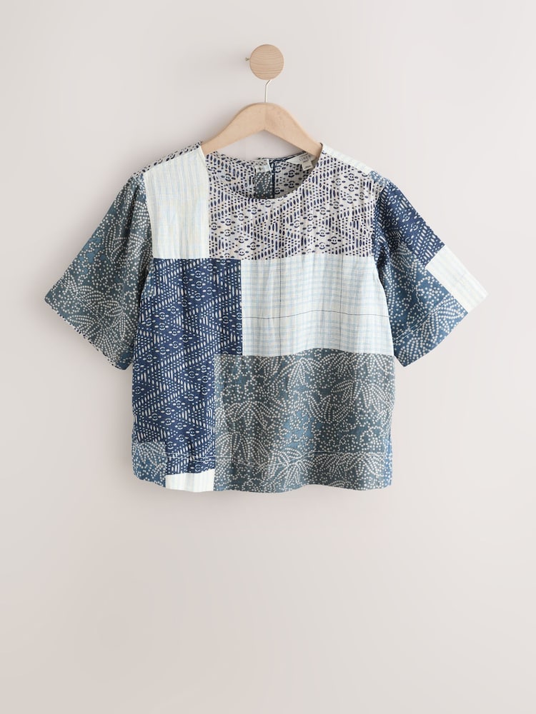 Blue/White Patchwork Print - تيشرت واسع بكُم قصير من الكتان - صورة 1 من 3