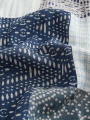 Blue/White Patchwork Print - تيشرت واسع بكُم قصير من الكتان - صورة 2 من 3