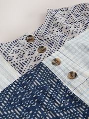 Blue/White Patchwork Print - تيشرت واسع بكُم قصير من الكتان - صورة 3 من 3