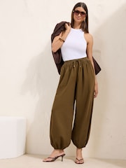 Verde oliva - Friends Like These Pantalones bombachos holgados con cintura elástica. - Imagen 1 de 5