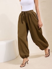 Verde oliva - Friends Like These Pantalones bombachos holgados con cintura elástica. - Imagen 2 de 5