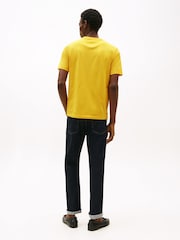 Amarillo - Camiseta de cuello redondo con bordado de bandera de Tommy Hilfiger - Imagen 4 de 5