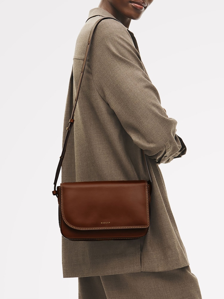 بني - حقيبة تُعلّق حول الجسم، تشكيلة Pocket Street من Radley - صورة 4 من 4