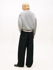 Tommy Hilfiger Flex Fleece Logo Embroidery V-Neck Sweatshirt - Imagen 2 de 5