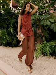 כתום - Friends Like These Drape Hardware Top - תמונה 3 מתוך 4