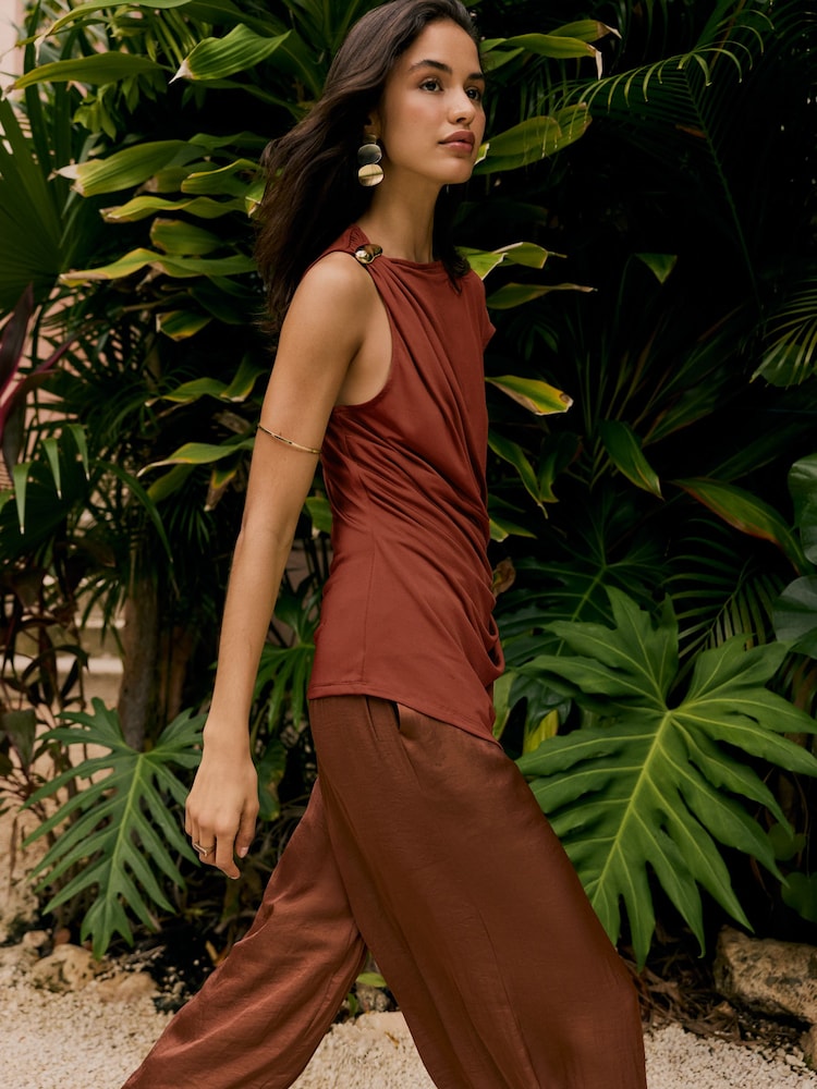 כתום - Friends Like These Drape Hardware Top - תמונה 4 מתוך 4