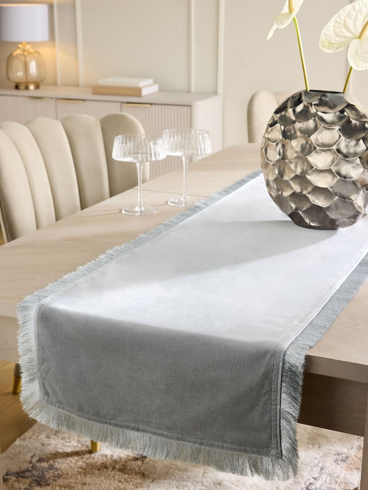 Velvet Fringed Table Runner - صورة 1 من 4 Velvet Fringed Table Runner - صورة 1 من 4
