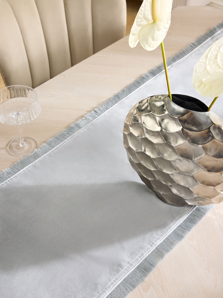 Velvet Fringed Table Runner - صورة 2 من 4 Velvet Fringed Table Runner - صورة 2 من 4
