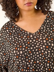 بلوزة تونك قابلة للتمدد منقطة بياقة حرف V من Roman - Image 5 of 5