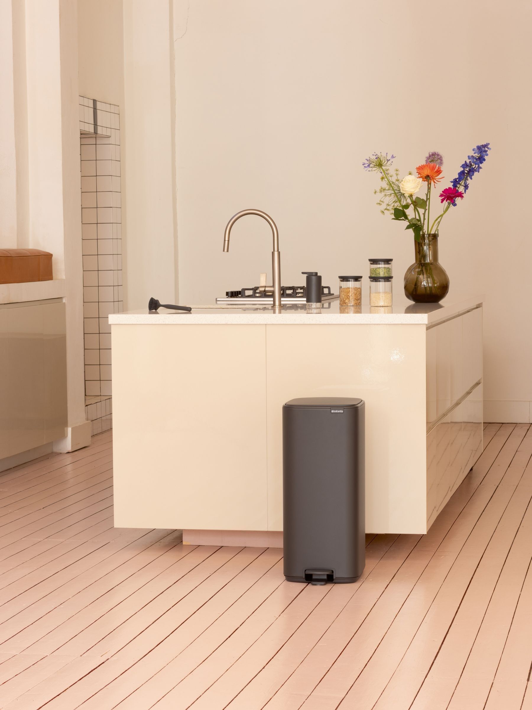 Brabantia Bo Pedal Bin 30L (Mineral Infinite Grey), Soft Closing Waste Bin with Light Pedal Operation, Easy to Clean Removable Plastic Inner Bucket with Free PerfectFit Rubbish Bags Included - Image 3