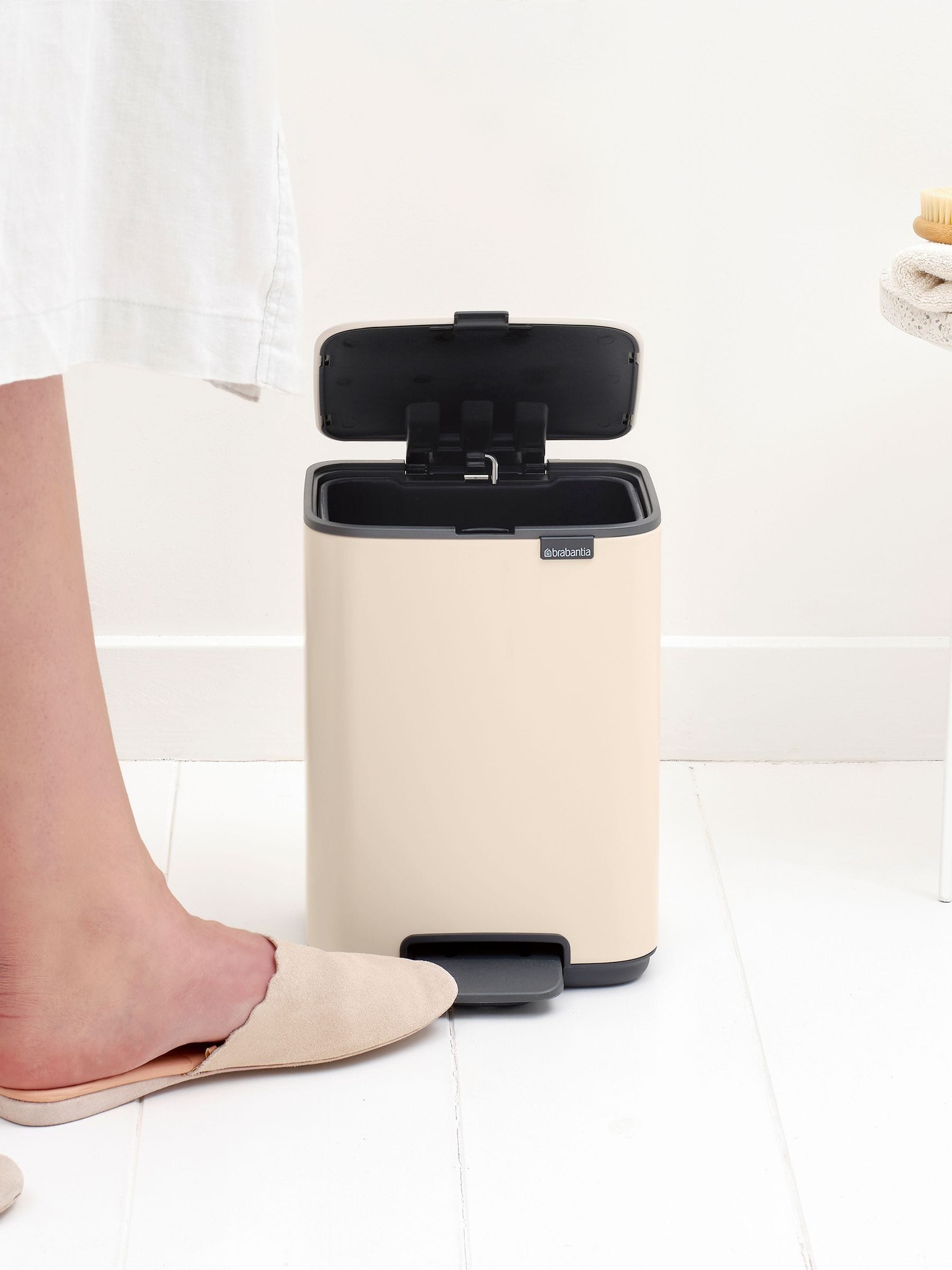 Brabantia Pedal Bin - 4L - Soft Beige - Steel & Plastic - Image 4