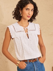 Love & Roses Bib Detail Shell Top - Bild 1 von 4