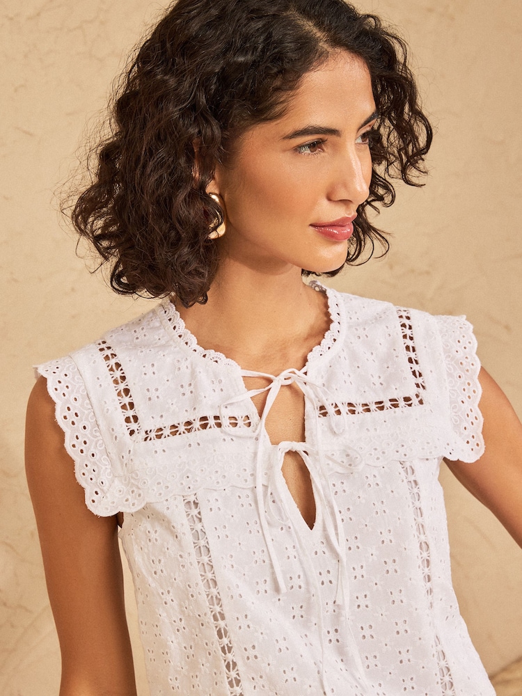 Love & Roses Bib Detail Shell Top - Bild 2 von 4