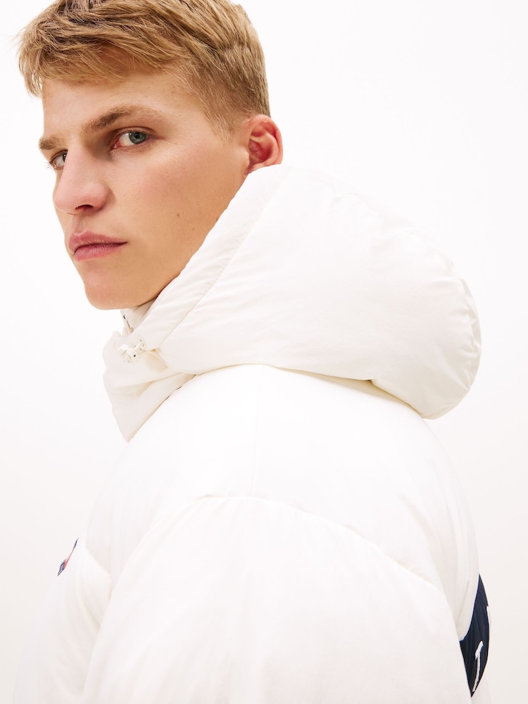 أبيض - Tommy Jeans Back Logo Relaxed Hooded Puffer Jacket - صورة 2 من 6