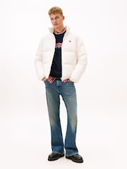 أبيض - Tommy Jeans Back Logo Relaxed Hooded Puffer Jacket - صورة 4 من 6