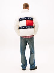 أبيض - Tommy Jeans Back Logo Relaxed Hooded Puffer Jacket - صورة 5 من 6