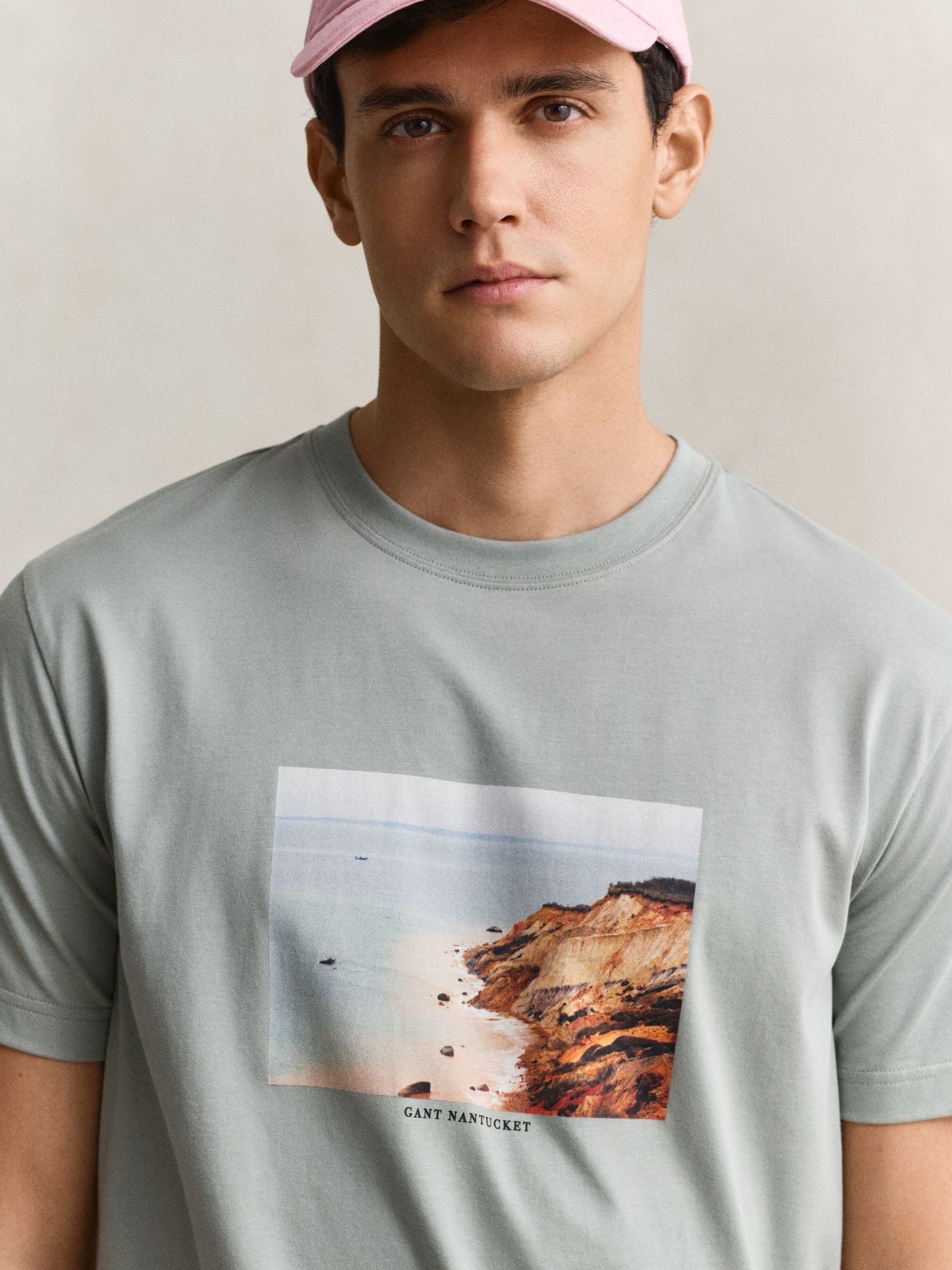 Next：日本 グリーン - GANT シーニックグラフィック Tシャツ from 