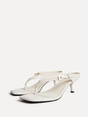 بيج - صندل بإصبع وكعب Elanie من Linzi - Image 3 of 5